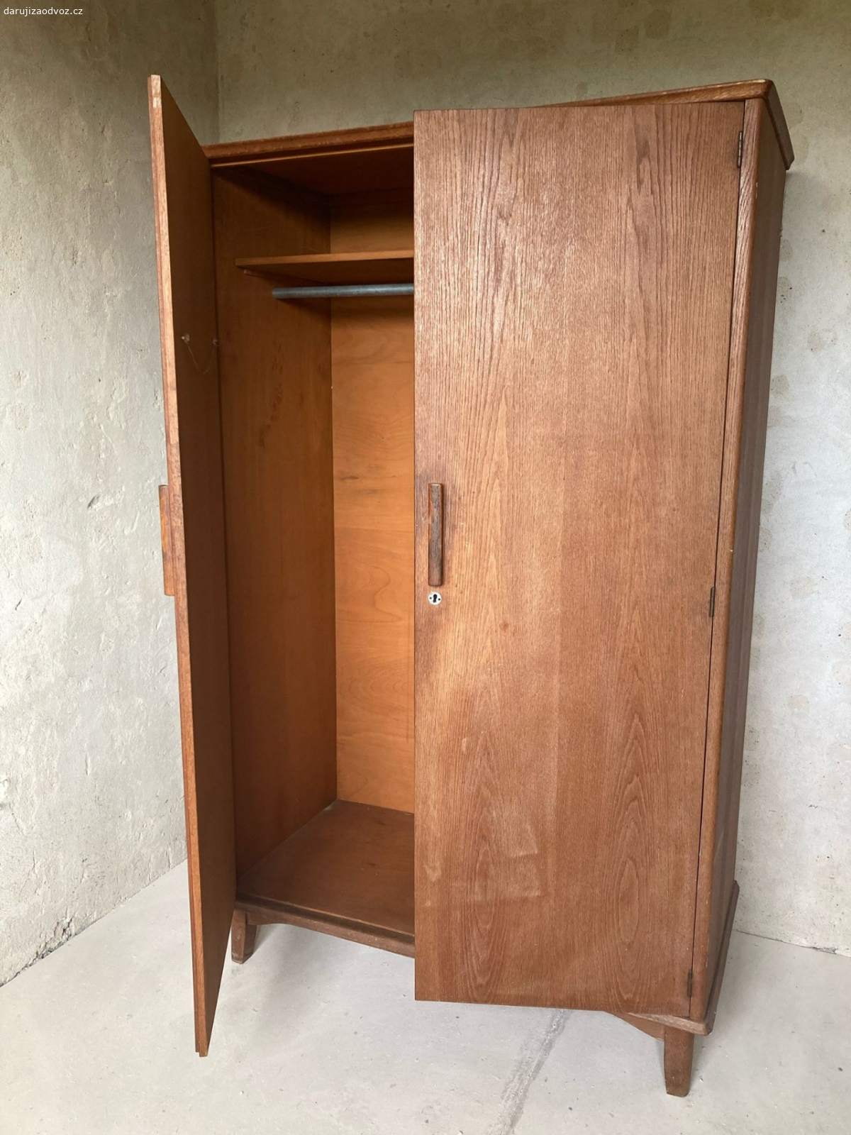šatní skříň. plně funkční starší poctivá práce, oblé hrany, o rozměrech120x60x90cm za symbolických 100Kč