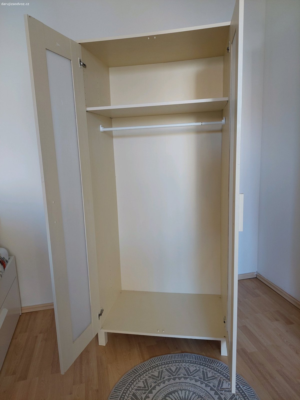 šatní skříň IKEA Brimnes 78x50x190. Daruji šatní skříň IKEA přetřená barvou na bílo-stav na fotografii
