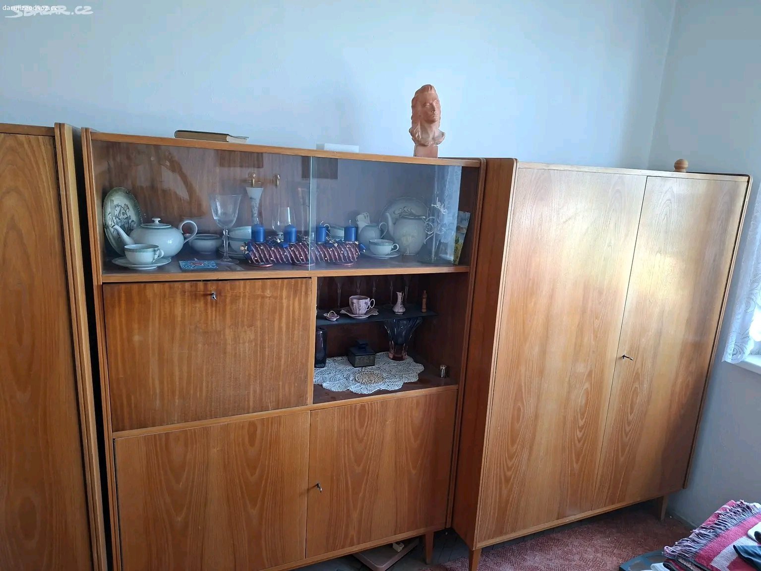 Šatní skřín,  komoda, knihovna. Daruji za odvoz šatní skřín, komodu a knihovnu. Osobní vyzvednutí Praha 10.