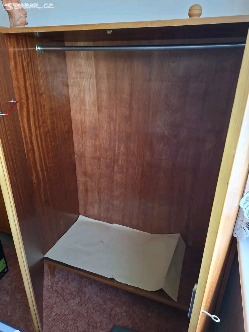 Šatní skřín,  komoda, knihovna. Daruji za odvoz šatní skřín, komodu a knihovnu. Osobní vyzvednutí Praha 10.