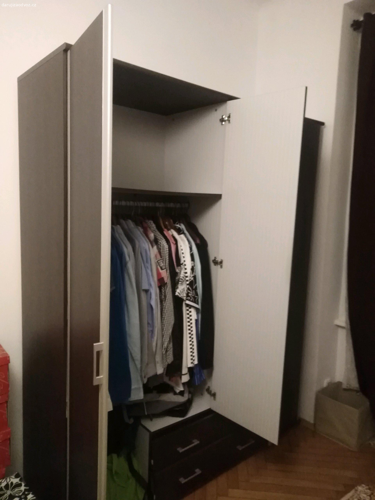 Šatní skříň + komoda. Daruji šatní skříň + komodu, stejný design. Skříň se musí rozebrat. Odvoz možný v pátek, sobotu, nejpozději v neděli. Rychlá domluva. Praha Vinohrady