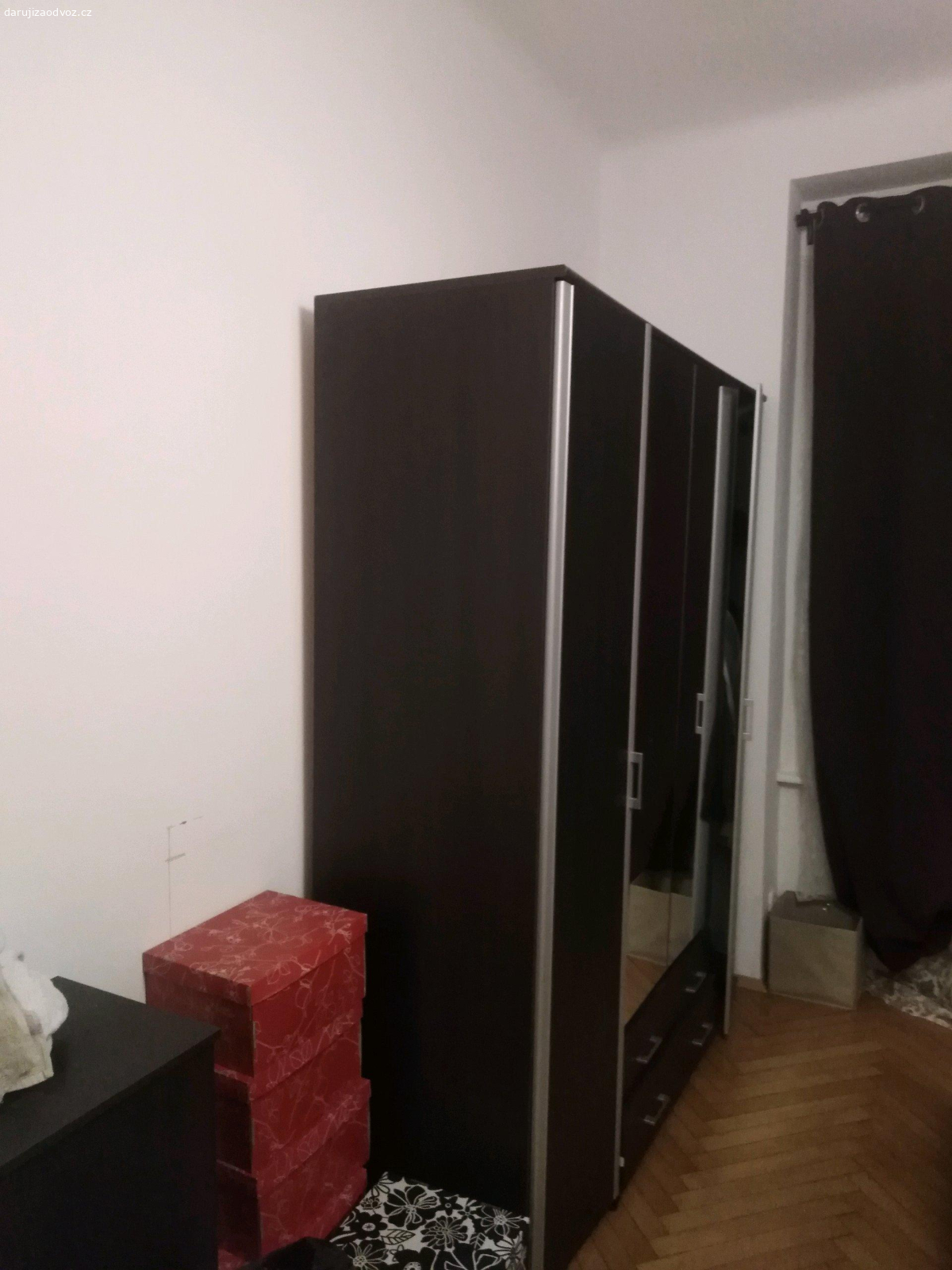 Šatní skříň + komoda. Daruji šatní skříň + komodu, stejný design. Skříň se musí rozebrat. Odvoz možný v pátek, sobotu, nejpozději v neděli. Rychlá domluva. Praha Vinohrady