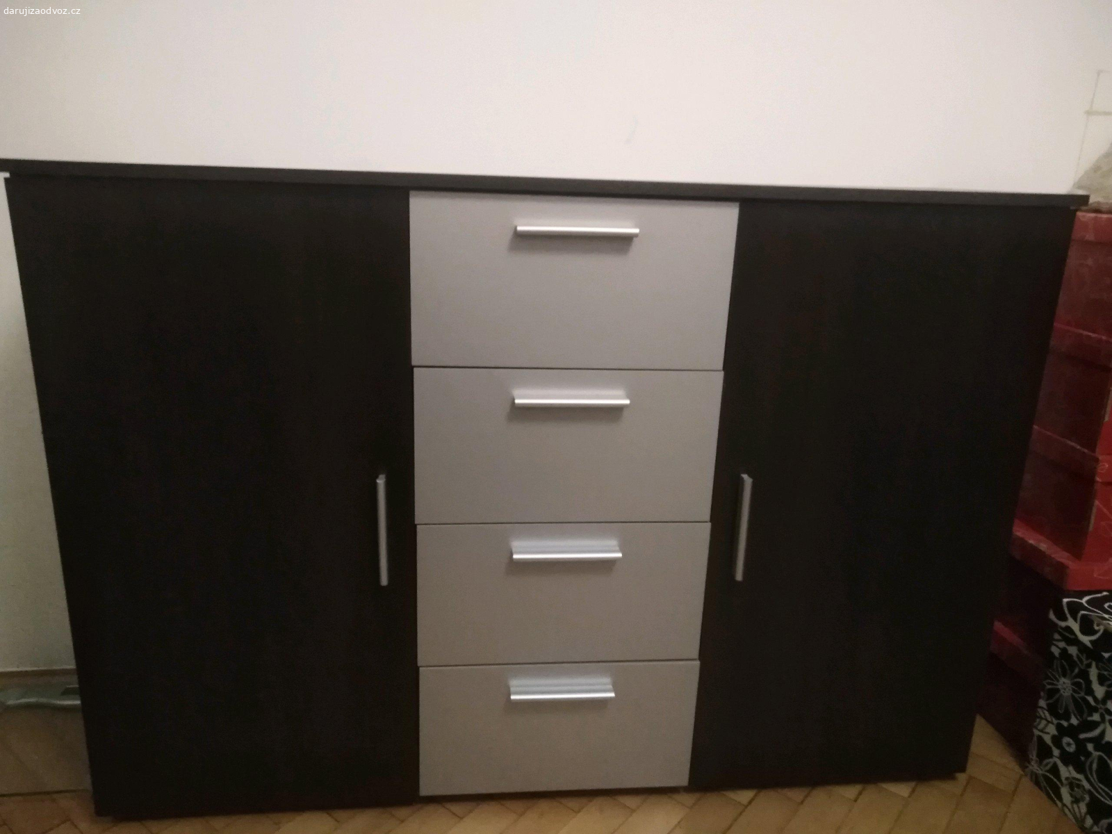 Šatní skříň + komoda. Daruji šatní skříň + komodu, stejný design. Skříň se musí rozebrat. Odvoz možný v pátek, sobotu, nejpozději v neděli. Rychlá domluva. Praha Vinohrady