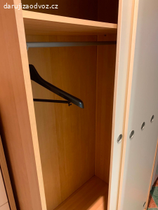 Šatní skříň s tyčí a posuvnými dveřmi