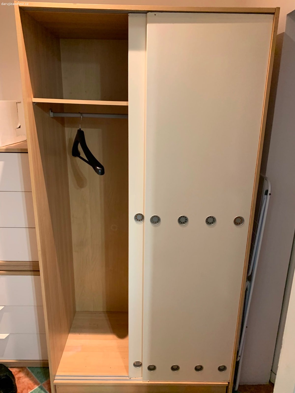 Šatní skříň s tyčí a posuvnými dveřmi. Daruji za odvoz šatní skříň.

Rozměry: Výška 195 cm, šířka 100 cm, hloubka 60 cm.

Uvnitř skříně je přimontovaná dlouhá šatní tyč, v horní části skříně dvě přihrádky, viz foto. 

Skříň je napevno stlučená dohromady, celková konstrukce nelze pro převoz rozložit, ale dveře lze vyjmout. Jedná se o odnos ze 4.p..V domě je výtah, do něhož se skříň při opatrné manipulaci vejde i ve složeném stavu.

Míra opotřebení: Skříň je používaná, ale pár let někomu ještě poslouží. Jedny posuvné dveře drží v drážce bez problému, jen je třeba promazat drážky, aby dveře více klouzaly. Druhé dveře občas vypadávají z drážky (ne zcela ven, jen se na dolní straně vychylují, nevypadávají zcela ven). Tyto druhé dveře se dají případně vyndat a skříň používat bez nich, pouze s jedněmi dveřmi.