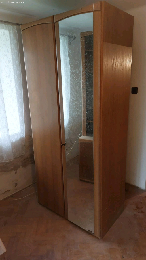 Šatní skříň se zrcadlem