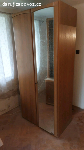 Šatní skříň se zrcadlem