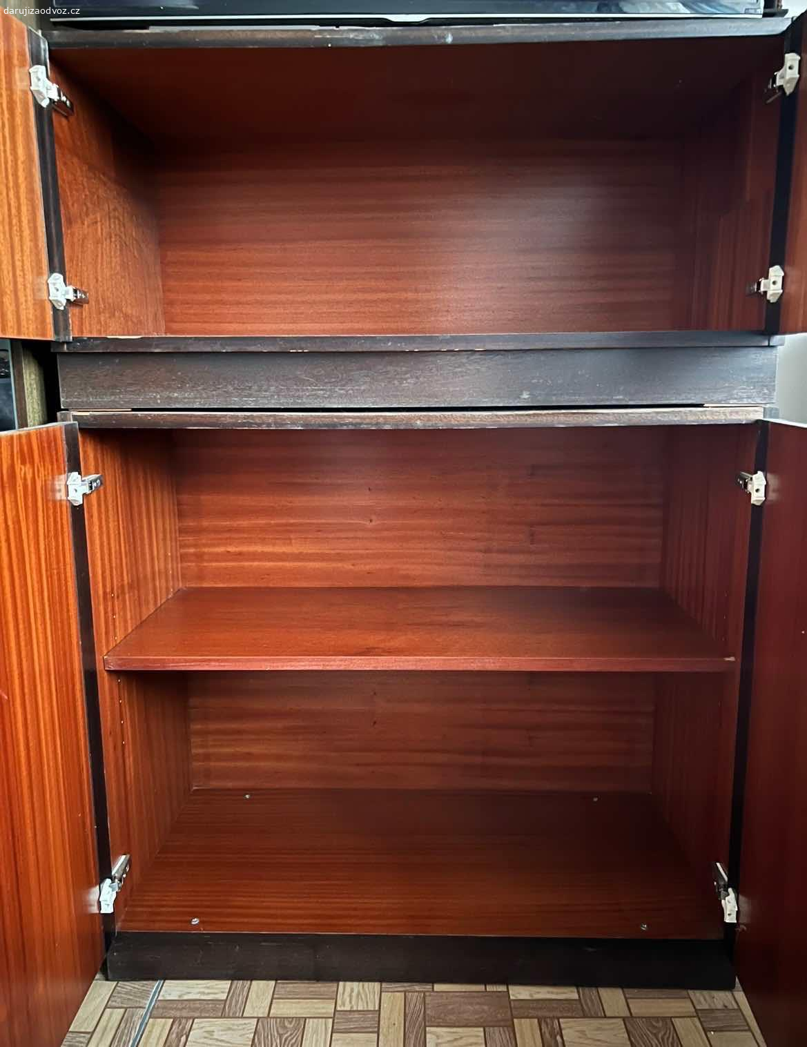 Šatní skříň, skříňky, i jednotlivě. Daruji za odvoz z důvodu stěhování! Praha 9 - Černý Most. Stěna je u nás doma k dispozici už jen do 20. 4. 2026, pak bude muset být bohužel zlikvidována.

Jednotlivé části stěny jdou použít i samostatně, daruji cokoliv z toho, klidně i jen část (např. jen šatní skříň, nebo jen šuplíky, jen skříňky). Je to velmi kvalitní nábytek, stabilní.

Nutný vlastní odnos a odvoz. Budu moc vděčná, pokud někomu ještě udělá radost.
