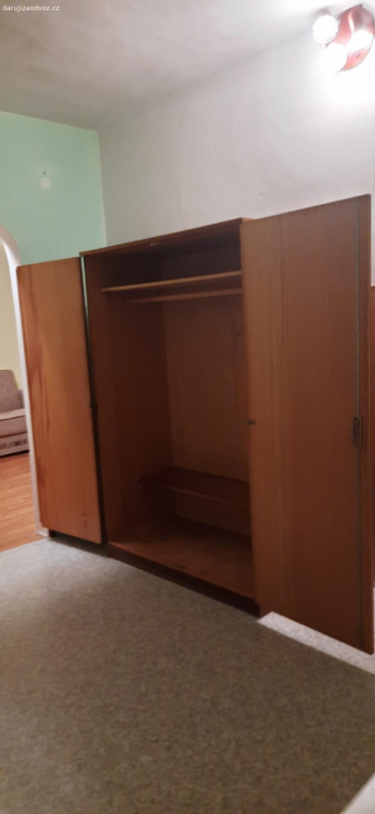 Šatní skříň za odvoz. Šatní skříň za odvoz:
délka 118cm
hloubka 59cm
výška 178cm