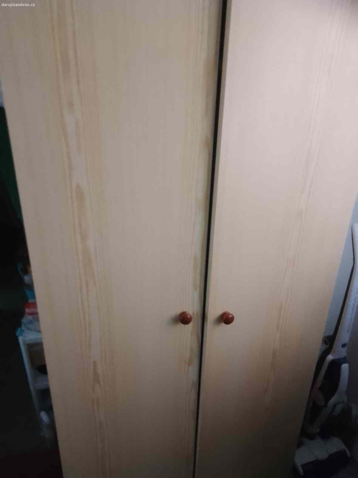 Šatní skříň. Daruji za odvoz šatní skříň 185-80. Nutnost si zajistit odvoz: skříň je k dispozici v Rudné u Prahy.