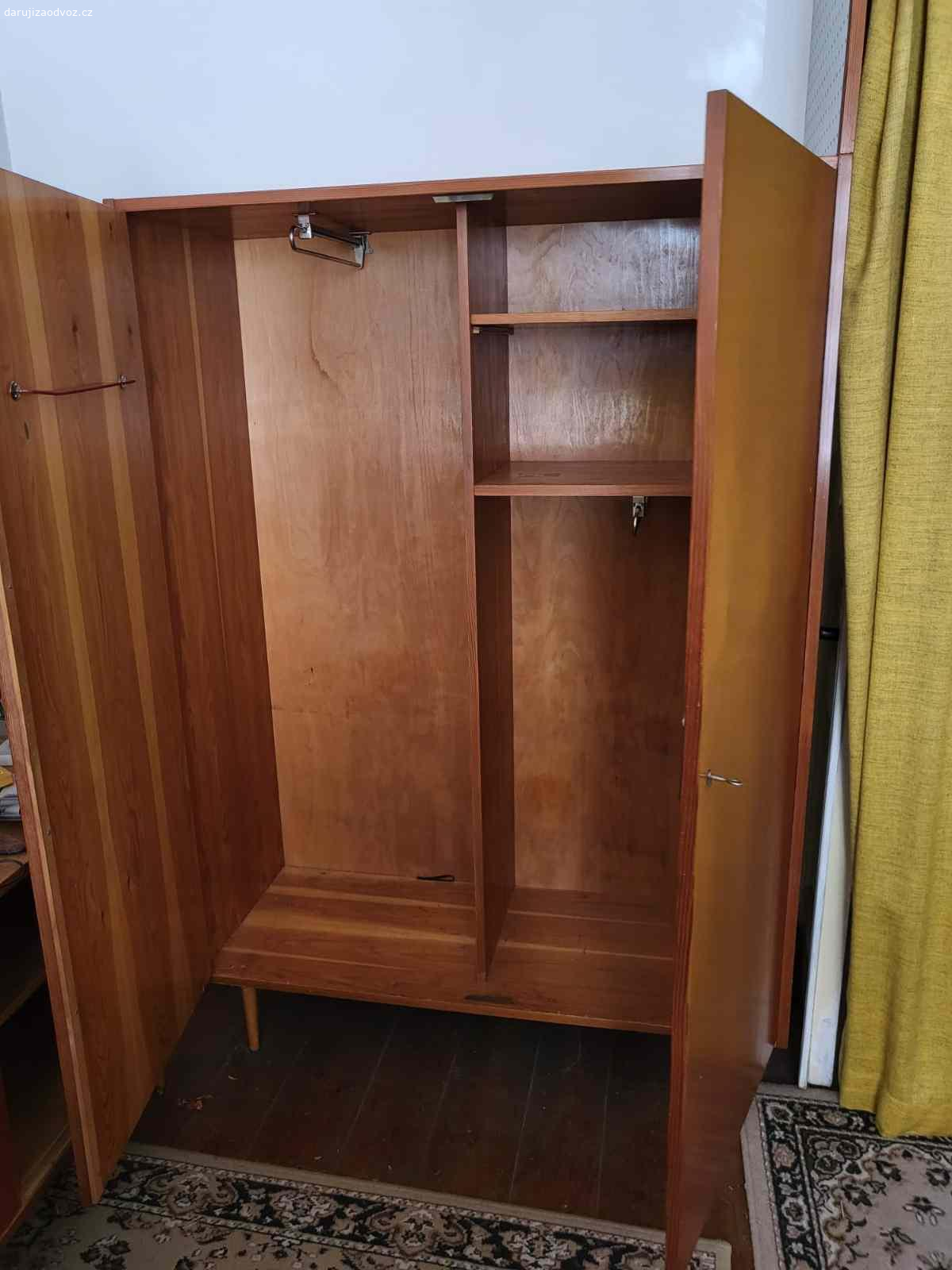 Šatní skříň. Daruji starou šatní skříň 

Rozměry:
š: 118cm
h: 47cm
v: 173cm