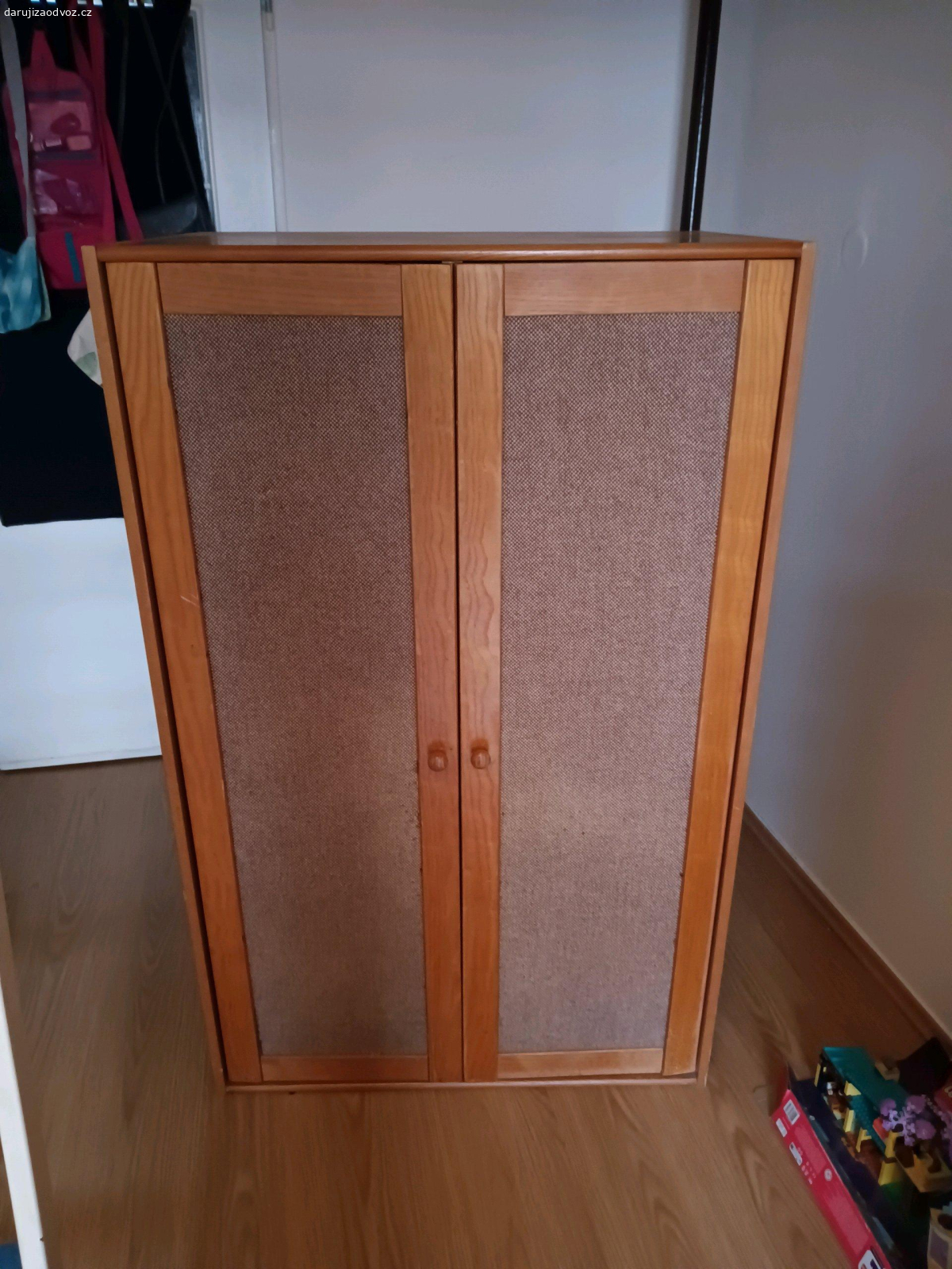 Šatní skříň. Daruji šatní skříň 
šířka 87cm
hloubka 60 cm
Praha Žižkov, nejlépe odvézt ještě dnes
výška 139 cm