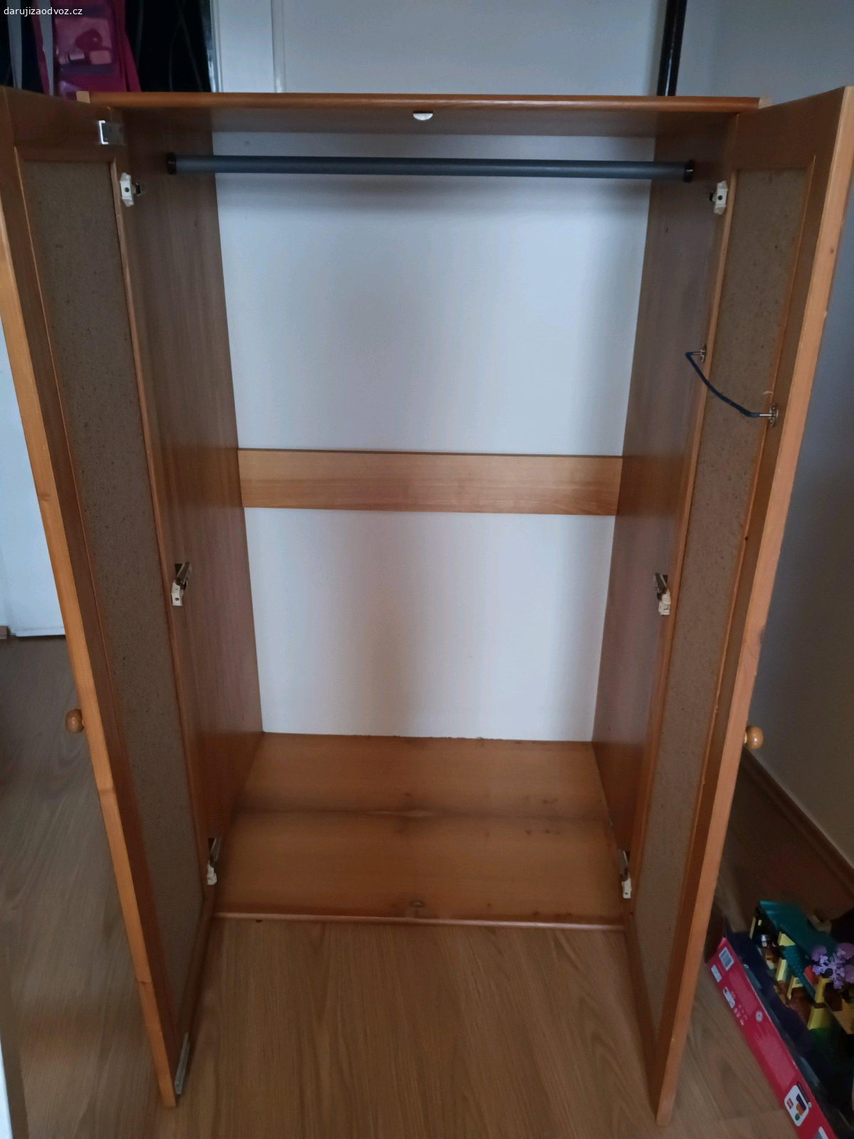 Šatní skříň. Daruji šatní skříň 
šířka 87cm
hloubka 60 cm
Praha Žižkov, nejlépe odvézt ještě dnes
výška 139 cm