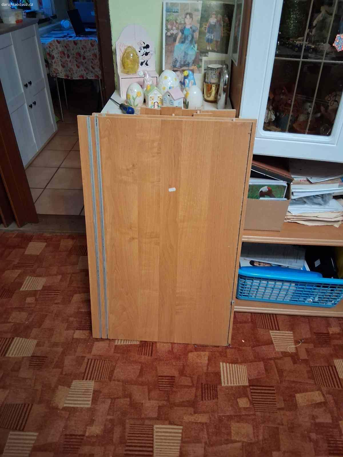 Satni skrin. Satni skrin, 220x94x60, buk,posuvne dvere, rozebrano, police uvnitr dodelana,