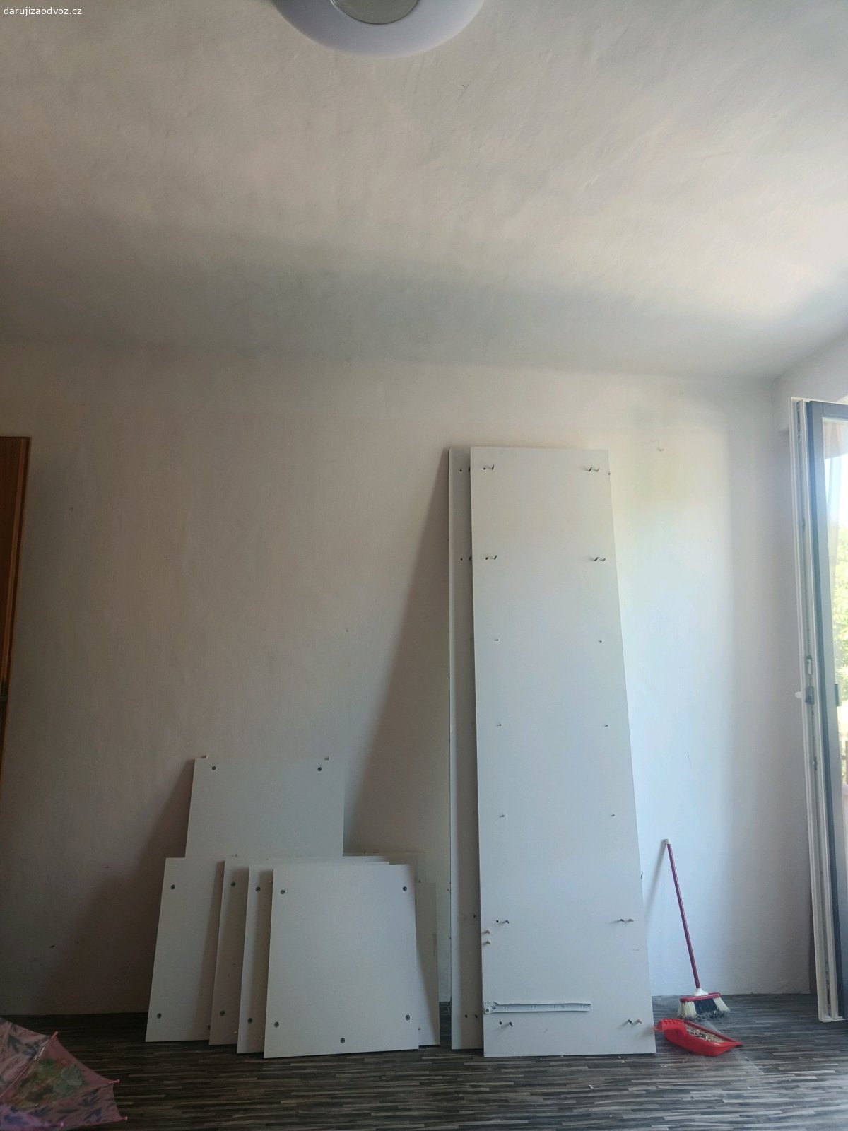 Šatní skříň. Spěchá 
Daruji šatní skříň. 
dřevotříska, rozložená, na některých místech vytržena, i po opatrném rozmontování, se stejně někde poškodila, myslím, že se dá opravit pár šrouby navíc. plus na zadní stranu je potřeba pár hřebíčků, těch bohužel moc nezůstalo. 
rozměry v 210cm X d 231 cm X h 56 cm.
Osobní odběr v Chlumci nad Cidlinou