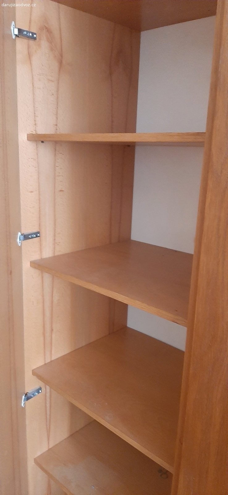 Šatní skříně s nástavcem. Daruji sektorovou čtyřdílnou šatní skříň s nástavcem.Užší díly 60x187x60.Širší část 100x187x60. Nástavce výška 58 cm.Policový díl bez dveří.