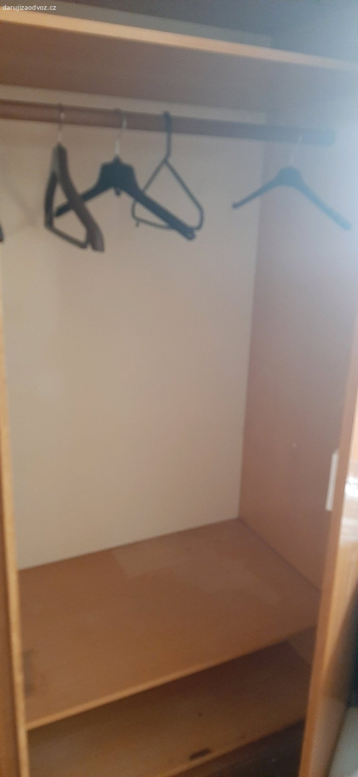 Šatní skříně s nástavcem. Daruji sektorovou čtyřdílnou šatní skříň s nástavcem.Užší díly 60x187x60.Širší část 100x187x60. Nástavce výška 58 cm.Policový díl bez dveří.
