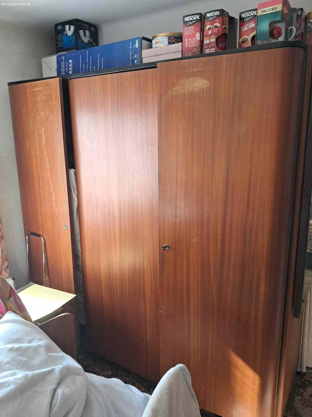 Šatní skříně. Samo skříně 50. léta