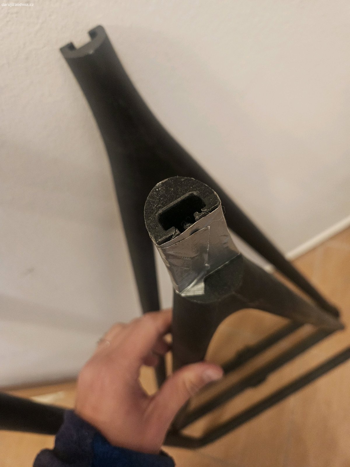 Šatní stojan Ikea Turbo. Šatní stojan, vnitř./venk., černá, plast, 117x59 cm 
Horní díl se zasouvá do spodního "áčka" a v tom spoji je na jedné straně stojanu ulomená část toho "pantu" viz fotka ze stříbrnou páskou. když se to zafixuje páskou, bude fungovat. na jedné straně jsou kolečka. 
https://share.google/Qrpcg7zahnEKk9Csr