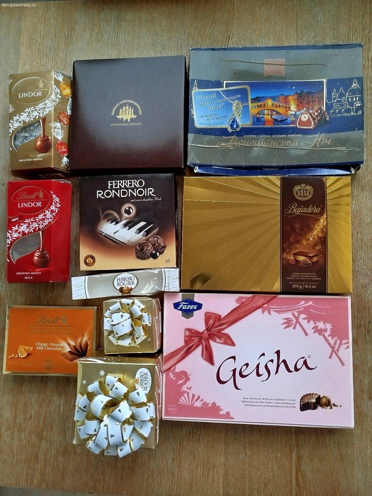 sbírka čokoládových obalů. Nabízím bohatý mix prázdných obalů od kvalitních čokolád a adventních kalendářů, ideální pro kreativní tvoření, scrapbooking, školní projekty nebo originální dárkové balení.
Značkové bonboniéry: Lindt, Ferrero Rocher, Milka, Merci, Cadbury, After Eight, Geisha, Belgian (Fruits de Mer) a další.
Adventní kalendáře: Mix prázdných kalendářů (např. Orion) připravených k opětovnému naplnění nebo dekoraci.
Mezinárodní mix.
Čisté, zachovalé.
Materiál pro školní projekty a koláže.
Sběratelství a dekorace: Vánoční aranžmá nebo výstava obalů.
Doprava: [Osobní odběr / Zásilkovna / Balíkovna]
Vdechněte těmto krásným obalům nový život! V případě zájmu mě kontaktujte.