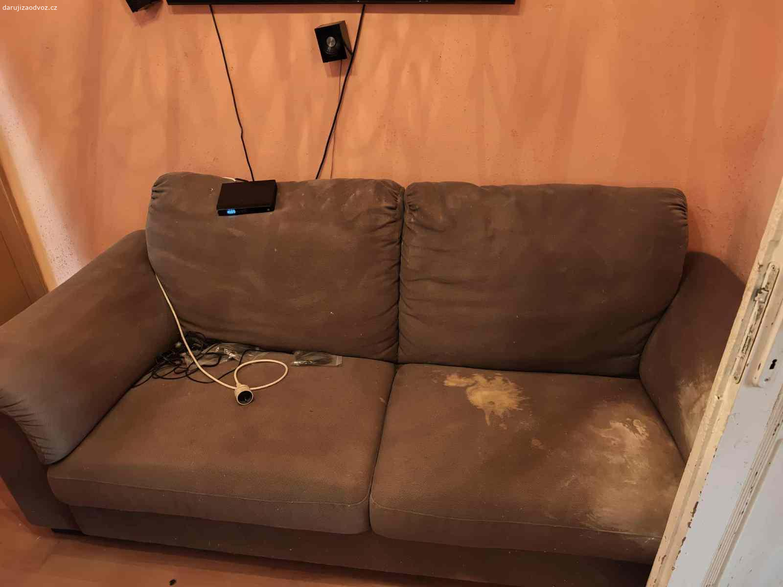 Sedací souprava 3 dílná. Daruji za odvoz 3 dílnou sedací soupravu. Sedačky 225x93 2 kusy a křeslo 122x95 1 ks
1 sedačka mírně znečištěná