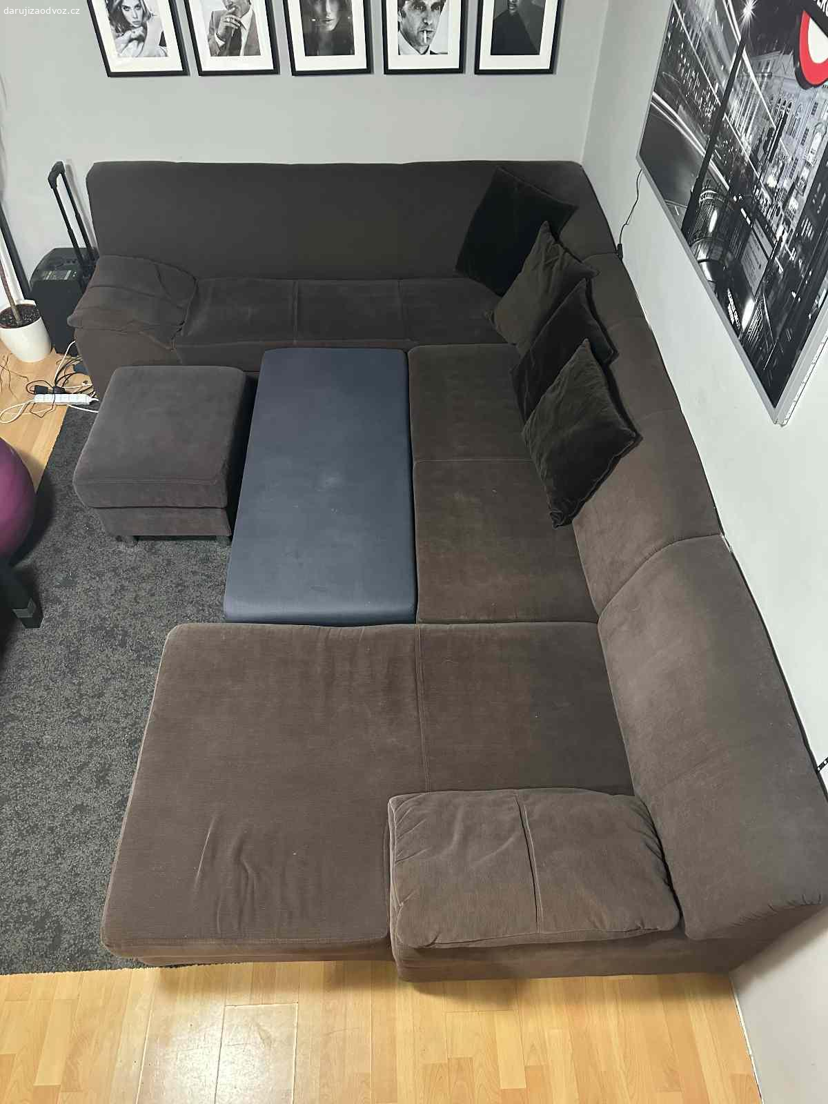 Sedací souprava do U, rozkládací, Praha 8 Bohnice. Daruji za odvoz sedací soupravu do U.

Rozměry cca: 320 × 220 cm
Rozkládací středová část (plocha cca 140 cm)
Bez úložného prostoru

Součástí je taburet (bobek) + 4 povlaky na polštáře.

Sedačka je cca 15 let stará, běžně používaná, ale stále funkční a pohodlná.
Vhodná např. na chatu, do podnájmu nebo jako dočasné řešení.
Na fotce lze vidět prosednutý okraj, ale absolutně nevadí žádnému používaní. Je tam také malá díra, kterou je spíše estitického charakteru. Už mám novou sedačká a tato už je na balkóně a do 3 týdnů jí budu nucen odnést do velkokapacitního kontejneru. :(

Lze rozložit na 4 části pro snadnější odvoz.

Pouze osobní odběr: Praha 8 Bohnice
Odvoz vlastní.