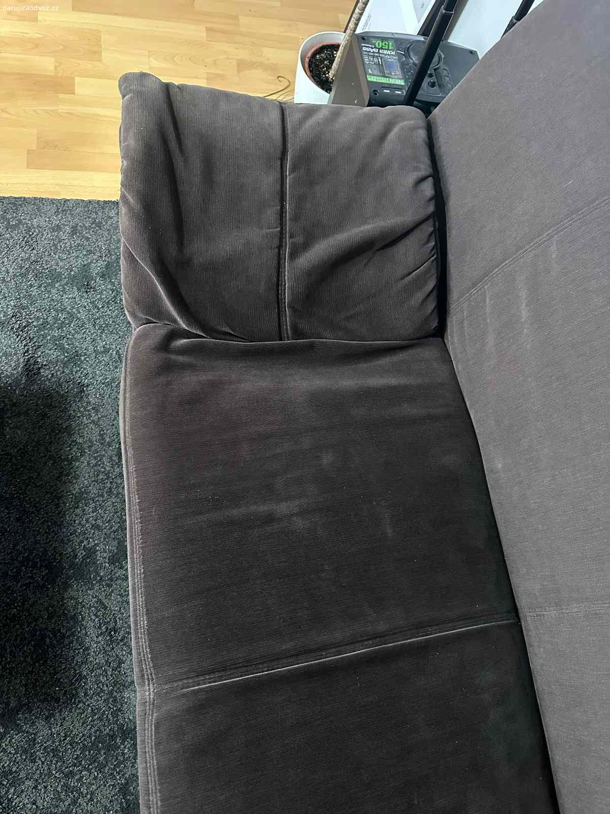 Sedací souprava do U, rozkládací, Praha 8 Bohnice. Daruji za odvoz sedací soupravu do U.

Rozměry cca: 320 × 220 cm
Rozkládací středová část (plocha cca 140 cm)
Bez úložného prostoru

Součástí je taburet (bobek) + 4 povlaky na polštáře.

Sedačka je cca 15 let stará, běžně používaná, ale stále funkční a pohodlná.
Vhodná např. na chatu, do podnájmu nebo jako dočasné řešení.
Na fotce lze vidět prosednutý okraj, ale absolutně nevadí žádnému používaní. Je tam také malá díra, kterou je spíše estitického charakteru. Už mám novou sedačká a tato už je na balkóně a do 3 týdnů jí budu nucen odnést do velkokapacitního kontejneru. :(

Lze rozložit na 4 části pro snadnější odvoz.

Pouze osobní odběr: Praha 8 Bohnice
Odvoz vlastní.