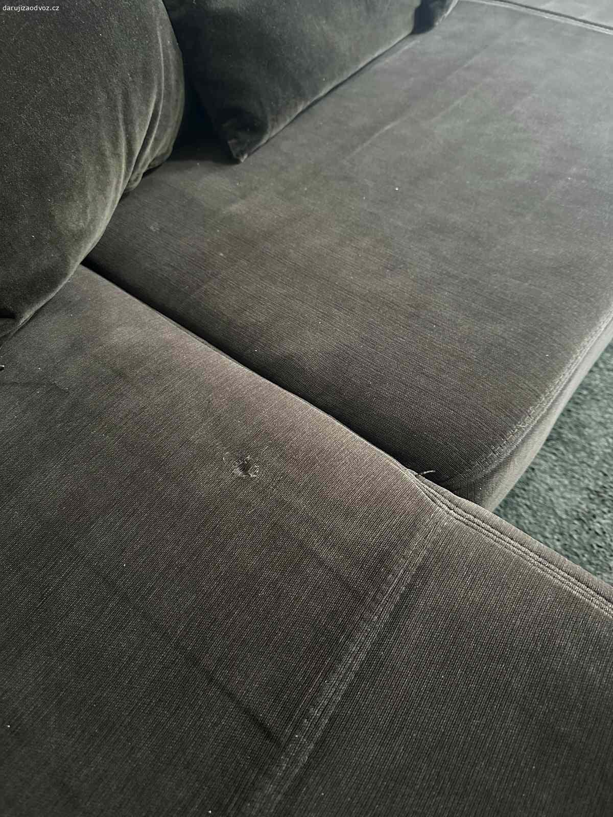 Sedací souprava do U, rozkládací, Praha 8 Bohnice. Daruji za odvoz sedací soupravu do U.

Rozměry cca: 320 × 220 cm
Rozkládací středová část (plocha cca 140 cm)
Bez úložného prostoru

Součástí je taburet (bobek) + 4 povlaky na polštáře.

Sedačka je cca 15 let stará, běžně používaná, ale stále funkční a pohodlná.
Vhodná např. na chatu, do podnájmu nebo jako dočasné řešení.
Na fotce lze vidět prosednutý okraj, ale absolutně nevadí žádnému používaní. Je tam také malá díra, kterou je spíše estitického charakteru. Už mám novou sedačká a tato už je na balkóně a do 3 týdnů jí budu nucen odnést do velkokapacitního kontejneru. :(

Lze rozložit na 4 části pro snadnější odvoz.

Pouze osobní odběr: Praha 8 Bohnice
Odvoz vlastní.
