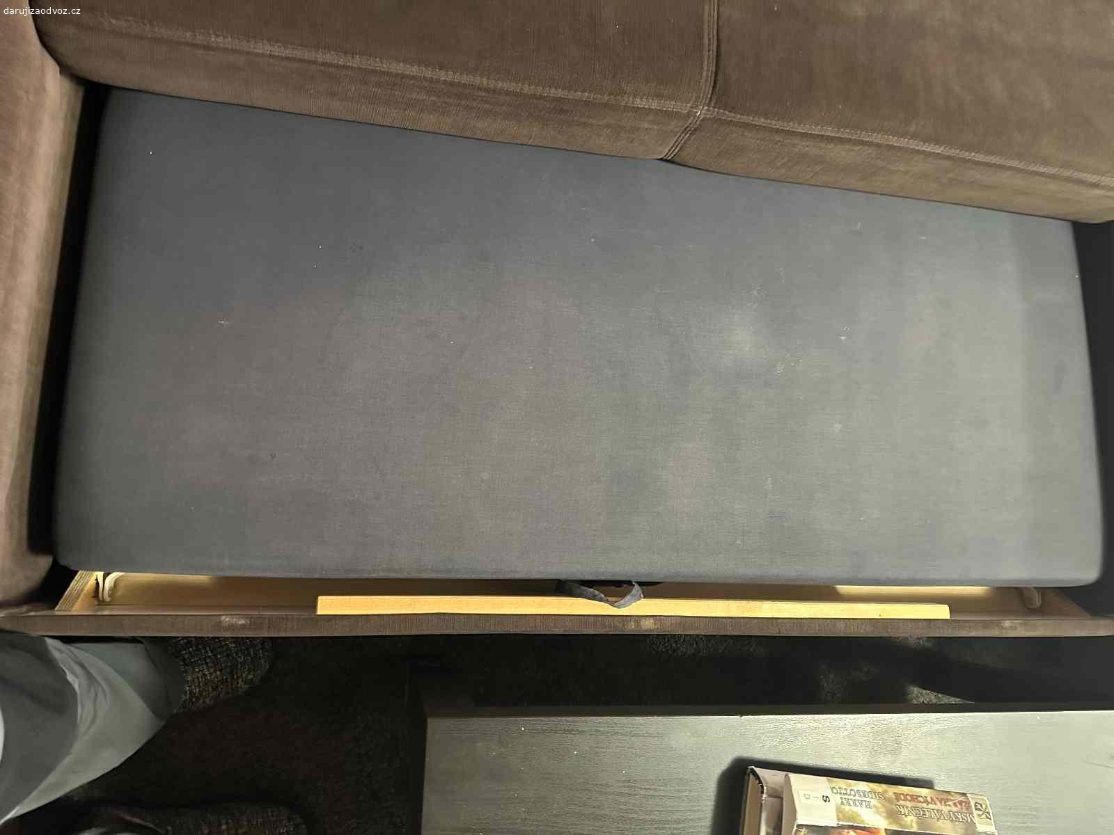 Sedací souprava do U, rozkládací, Praha 8 Bohnice. Daruji za odvoz sedací soupravu do U.

Rozměry cca: 320 × 220 cm
Rozkládací středová část (plocha cca 140 cm)
Bez úložného prostoru

Součástí je taburet (bobek) + 4 povlaky na polštáře.

Sedačka je cca 15 let stará, běžně používaná, ale stále funkční a pohodlná.
Vhodná např. na chatu, do podnájmu nebo jako dočasné řešení.
Na fotce lze vidět prosednutý okraj, ale absolutně nevadí žádnému používaní. Je tam také malá díra, kterou je spíše estitického charakteru. Už mám novou sedačká a tato už je na balkóně a do 3 týdnů jí budu nucen odnést do velkokapacitního kontejneru. :(

Lze rozložit na 4 části pro snadnější odvoz.

Pouze osobní odběr: Praha 8 Bohnice
Odvoz vlastní.