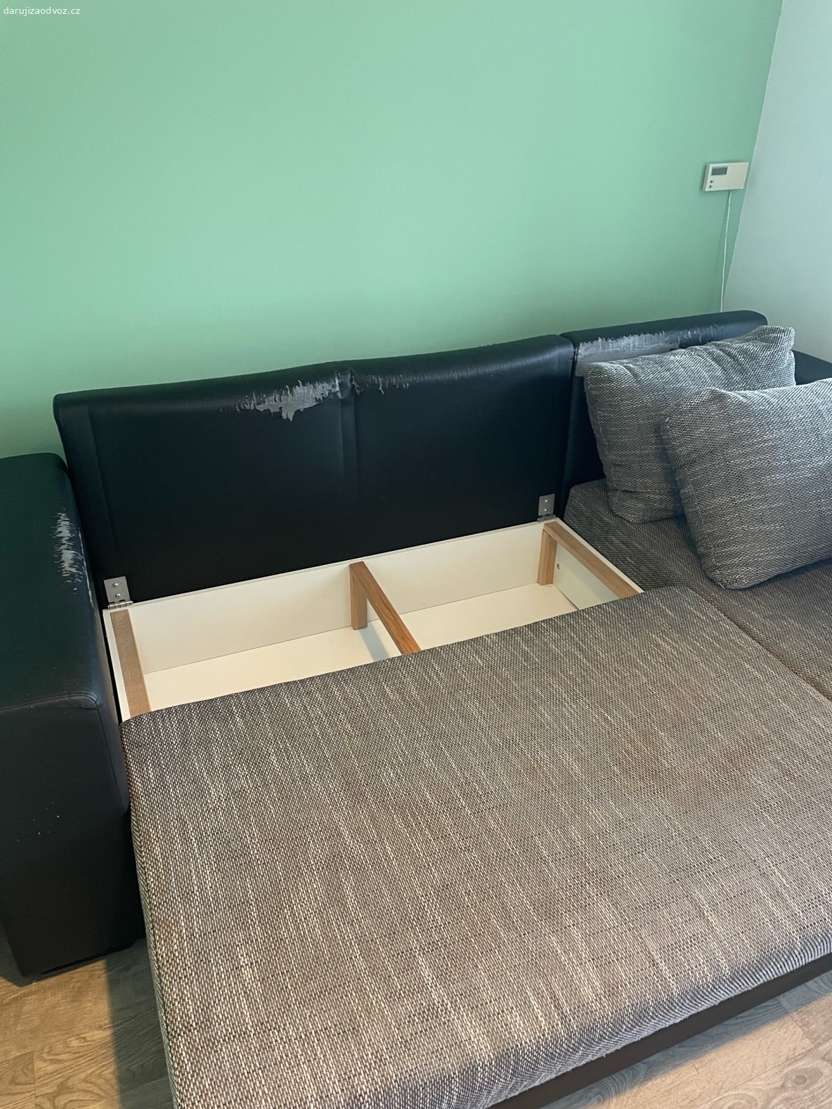 Sedací souprava EMMA - černo-šedá. Sedací souprava EMMA - černo-šedá z obchodu - sconto nábytek 
při rozložení možno použít jako postel na matraci 140cm