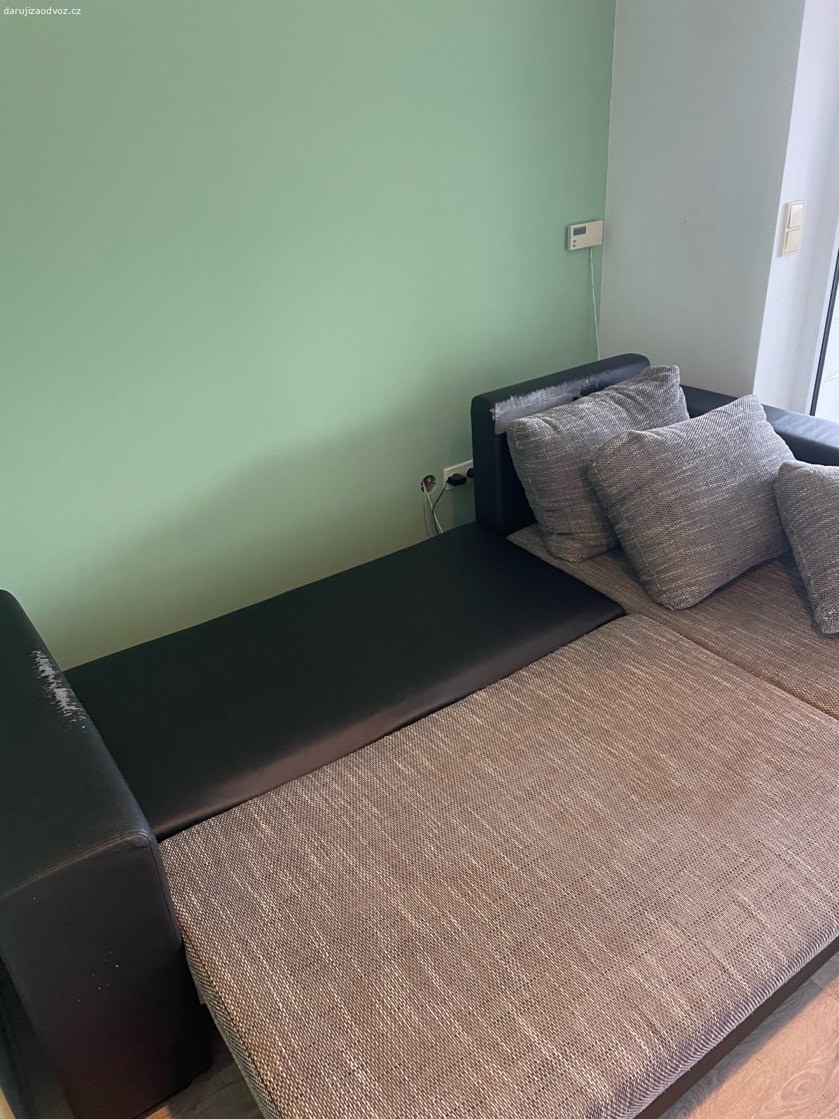 Sedací souprava EMMA - černo-šedá. Sedací souprava EMMA - černo-šedá z obchodu - sconto nábytek 
při rozložení možno použít jako postel na matraci 140cm