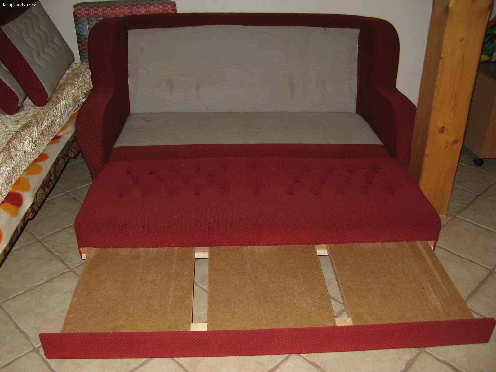 Sedací souprava - gauč a 2 křesla. Daruji za odvoz gauč cca z přelomu 80./90. let. Povrchově poměrně zachovalý, viz fotky. Lze jej poměrně snadno rozložit, pouze opěrné nožky v koncové části ložné plochy by potřebovaly trochu poopravit, aby tuto část plně podpíraly. Zajímavostí je, že stejný typ látky se používal i pro čalounění sedaček ve vozech Tatra 613 nebo Škoda Garde/Rapid.

Ke gauči jsou i 2 křesla ve slušném stavu. Gauč i křesla jsou z nekuřácké domácnosti.

Rozměry gauče: celková šířka 182 cm, šířka sedu 155 cm, výška sedu 40 cm, hloubka sedu cca 55 cm, celková výška 95 cm, hloubka cca 100 cm, výška 