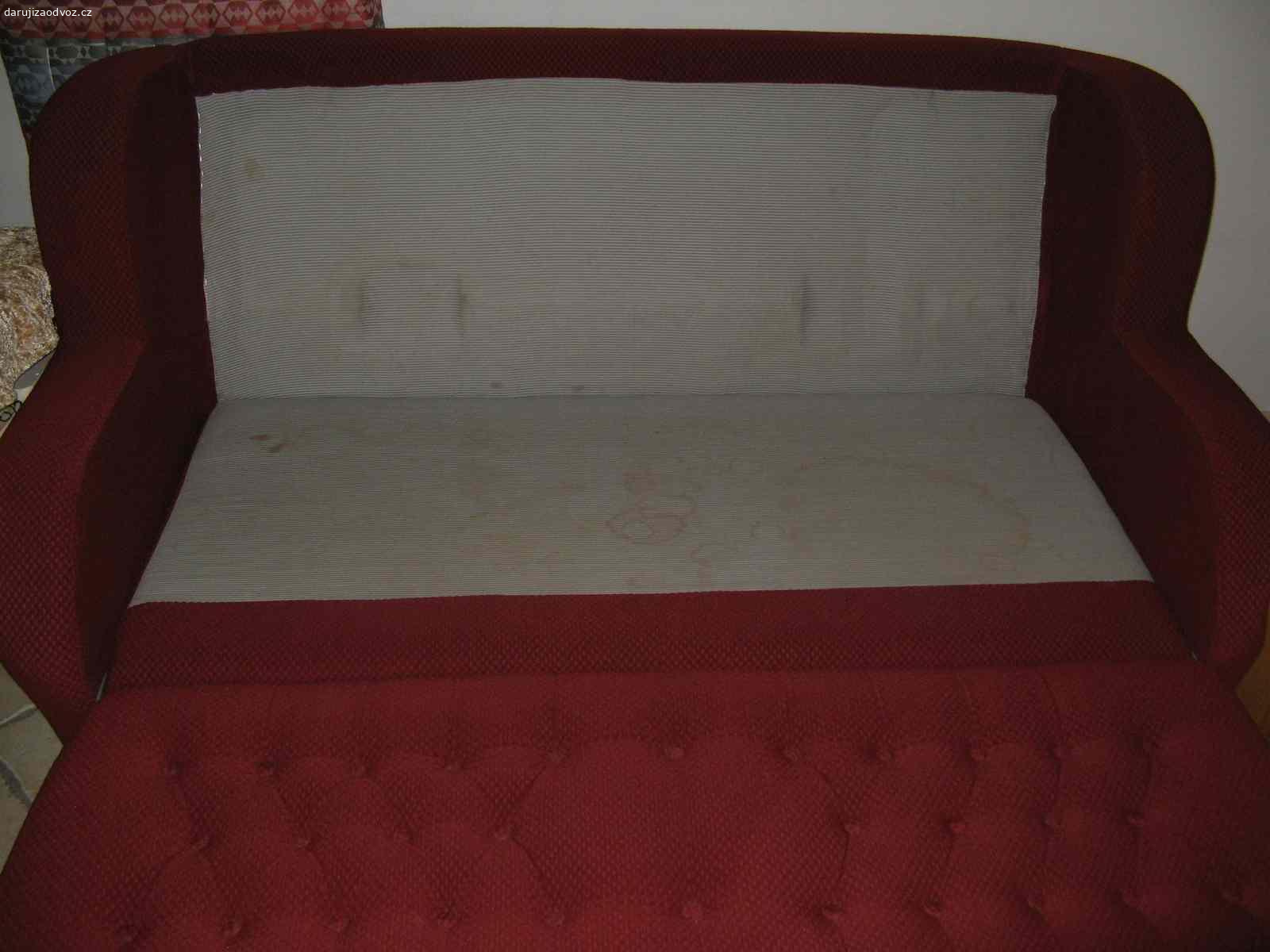 Sedací souprava - gauč a 2 křesla. Daruji za odvoz gauč cca z přelomu 80./90. let. Povrchově poměrně zachovalý, viz fotky. Lze jej poměrně snadno rozložit, pouze opěrné nožky v koncové části ložné plochy by potřebovaly trochu poopravit, aby tuto část plně podpíraly. Zajímavostí je, že stejný typ látky se používal i pro čalounění sedaček ve vozech Tatra 613 nebo Škoda Garde/Rapid.

Ke gauči jsou i 2 křesla ve slušném stavu. Gauč i křesla jsou z nekuřácké domácnosti.

Rozměry gauče: celková šířka 182 cm, šířka sedu 155 cm, výška sedu 40 cm, hloubka sedu cca 55 cm, celková výška 95 cm, hloubka cca 100 cm, výška 