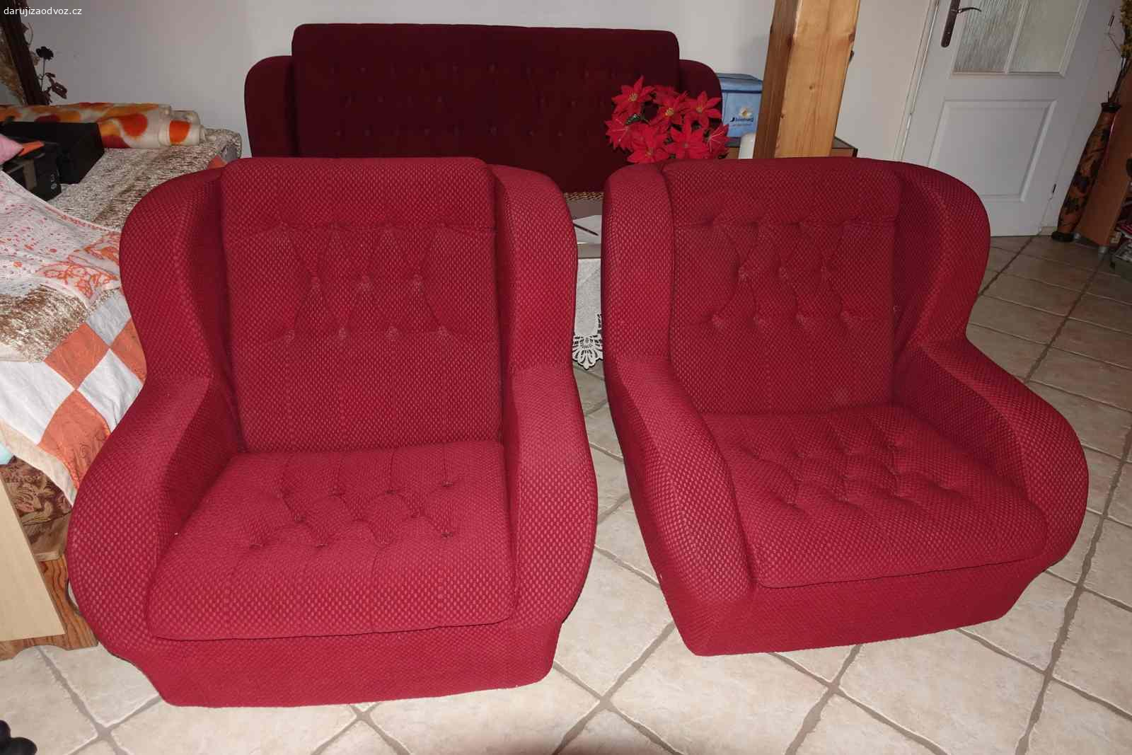 Sedací souprava - gauč a 2 křesla. Daruji za odvoz gauč cca z přelomu 80./90. let. Povrchově poměrně zachovalý, viz fotky. Lze jej poměrně snadno rozložit, pouze opěrné nožky v koncové části ložné plochy by potřebovaly trochu poopravit, aby tuto část plně podpíraly. Zajímavostí je, že stejný typ látky se používal i pro čalounění sedaček ve vozech Tatra 613 nebo Škoda Garde/Rapid.

Ke gauči jsou i 2 křesla ve slušném stavu. Gauč i křesla jsou z nekuřácké domácnosti.

Rozměry gauče: celková šířka 182 cm, šířka sedu 155 cm, výška sedu 40 cm, hloubka sedu cca 55 cm, celková výška 95 cm, hloubka cca 100 cm, výška 