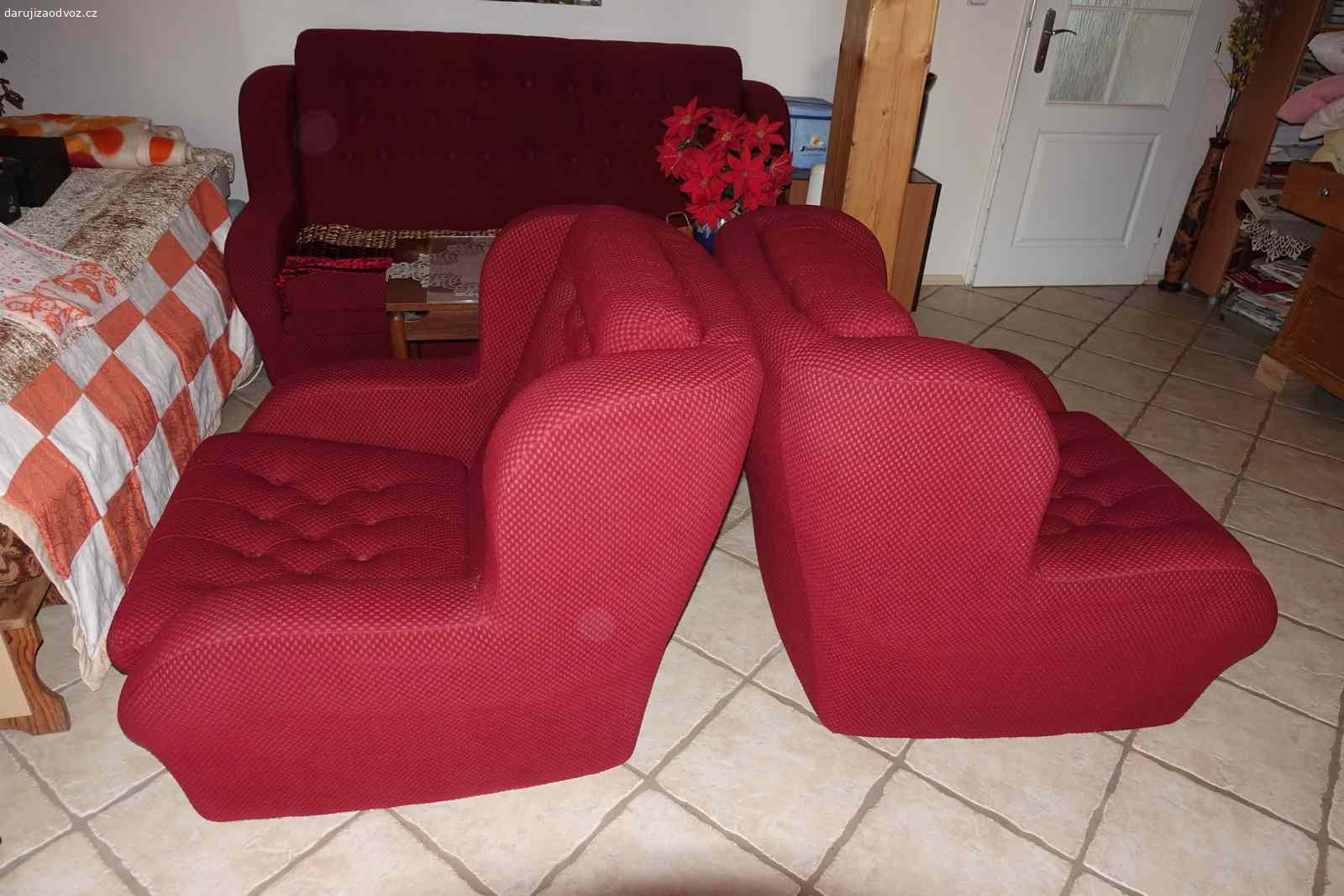 Sedací souprava - gauč a 2 křesla. Daruji za odvoz gauč cca z přelomu 80./90. let. Povrchově poměrně zachovalý, viz fotky. Lze jej poměrně snadno rozložit, pouze opěrné nožky v koncové části ložné plochy by potřebovaly trochu poopravit, aby tuto část plně podpíraly. Zajímavostí je, že stejný typ látky se používal i pro čalounění sedaček ve vozech Tatra 613 nebo Škoda Garde/Rapid.

Ke gauči jsou i 2 křesla ve slušném stavu. Gauč i křesla jsou z nekuřácké domácnosti.

Rozměry gauče: celková šířka 182 cm, šířka sedu 155 cm, výška sedu 40 cm, hloubka sedu cca 55 cm, celková výška 95 cm, hloubka cca 100 cm, výška 