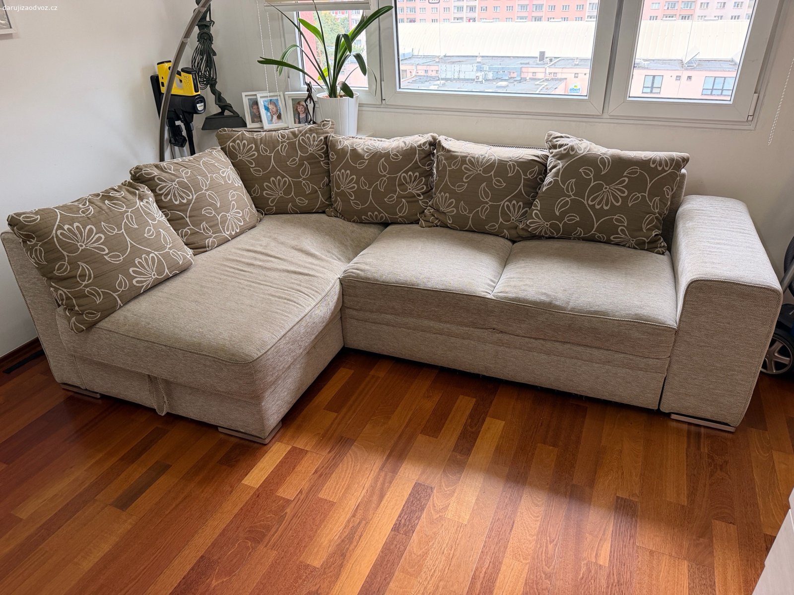 sedací souprava rozkládací. Sedací souprava s úložným prostorem, 260 cm dlouhá, 150 cm hloubka levé strany, 80 cm hloubka sedáku. Rozkládací, funkční. Jen v jednom místě prosedlá.