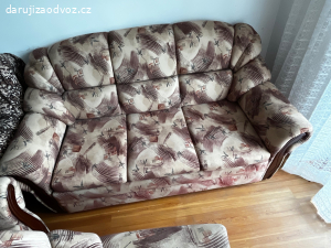 Sedací souprava s dřevěnými prvky