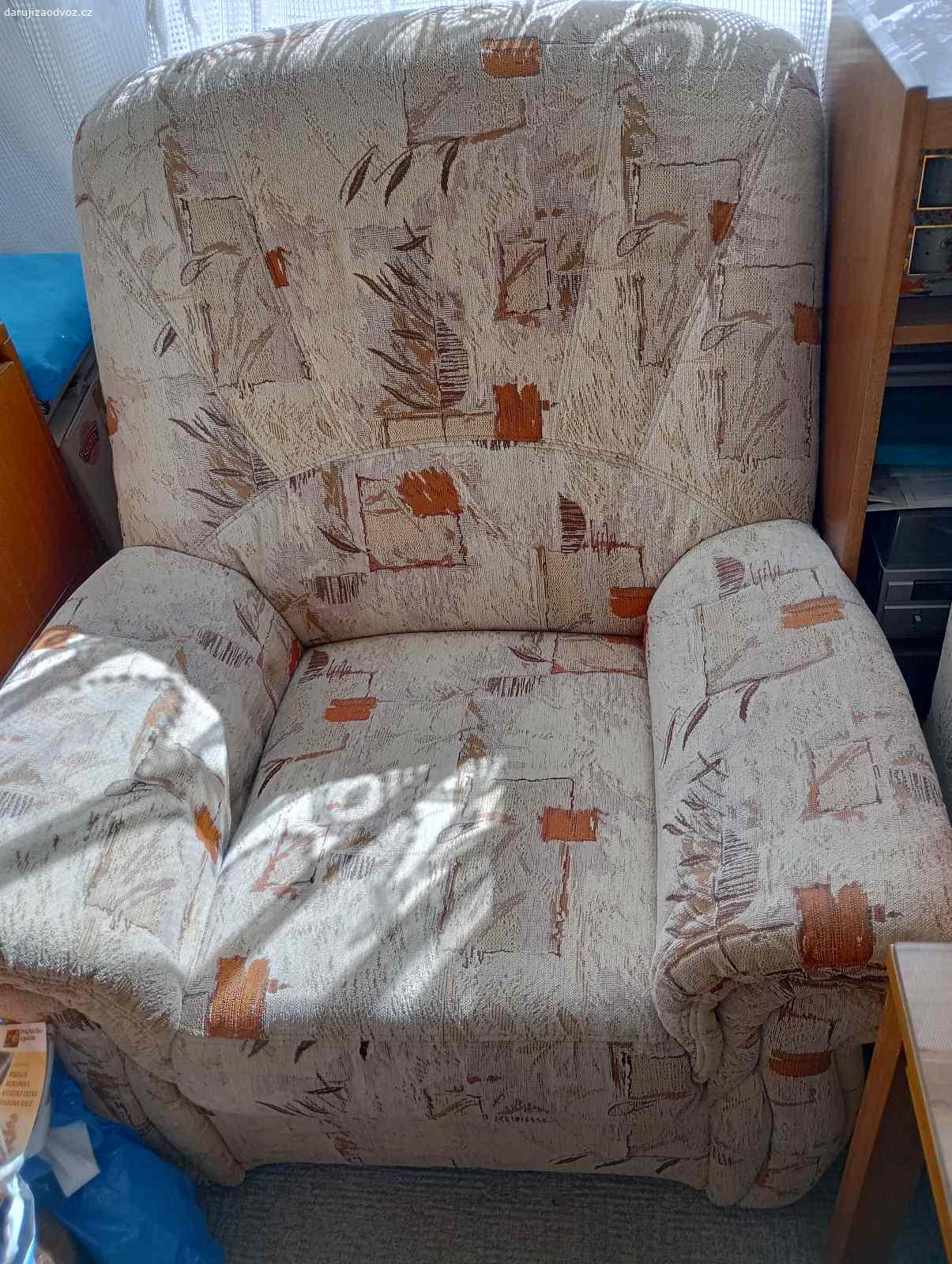 Sedací souprava s křesly. Daruji za odvoz zachovalou sedací soupravu. se dvěma křesly