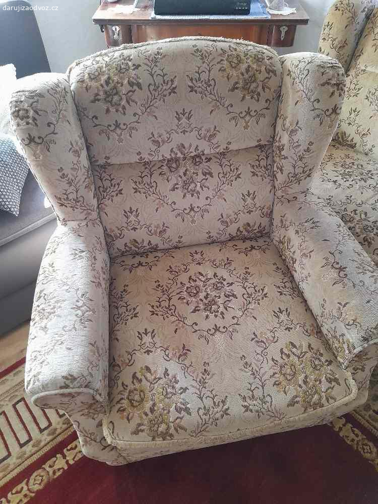 Sedací souprava za odvoz. Nabízím zachovalou rozkládací pohovku a dvě křesla za odvoz.
Praha východ.