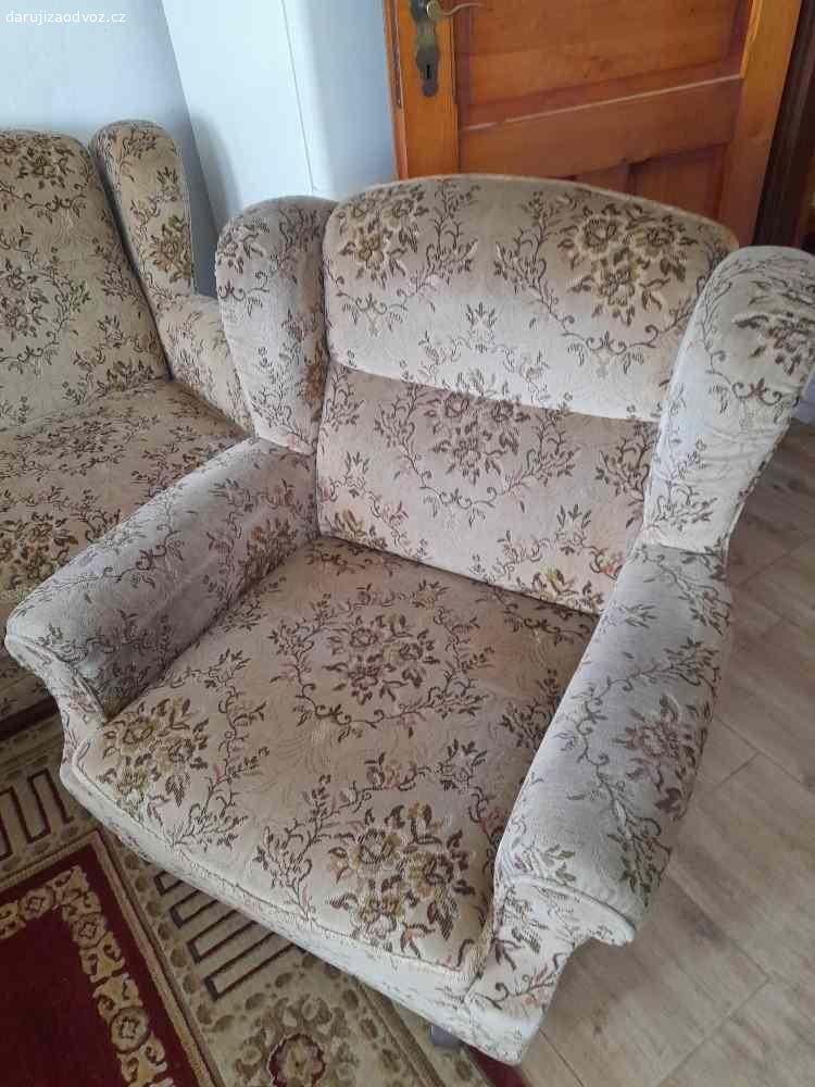 Sedací souprava za odvoz. Nabízím zachovalou rozkládací pohovku a dvě křesla za odvoz.
Praha východ.