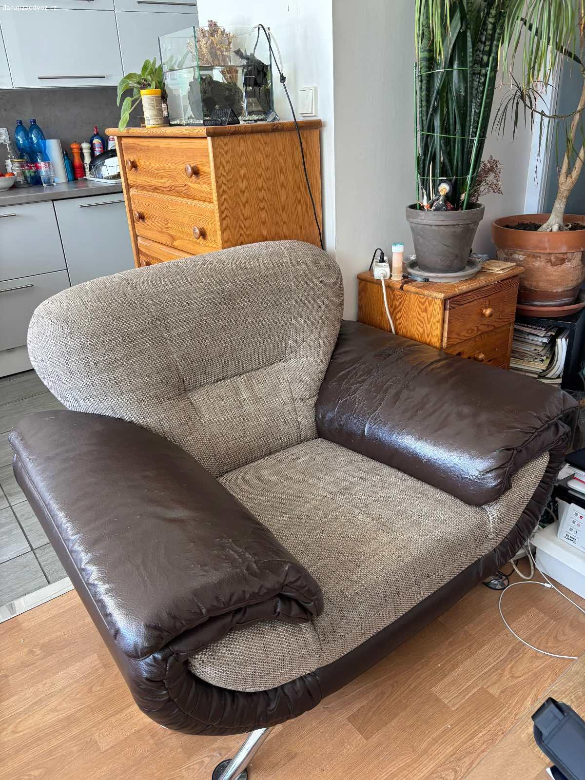 Sedací souprava. Daruji sedací soupravu, tři díly, křeslo, dvojkřeslo  a  pohovka.