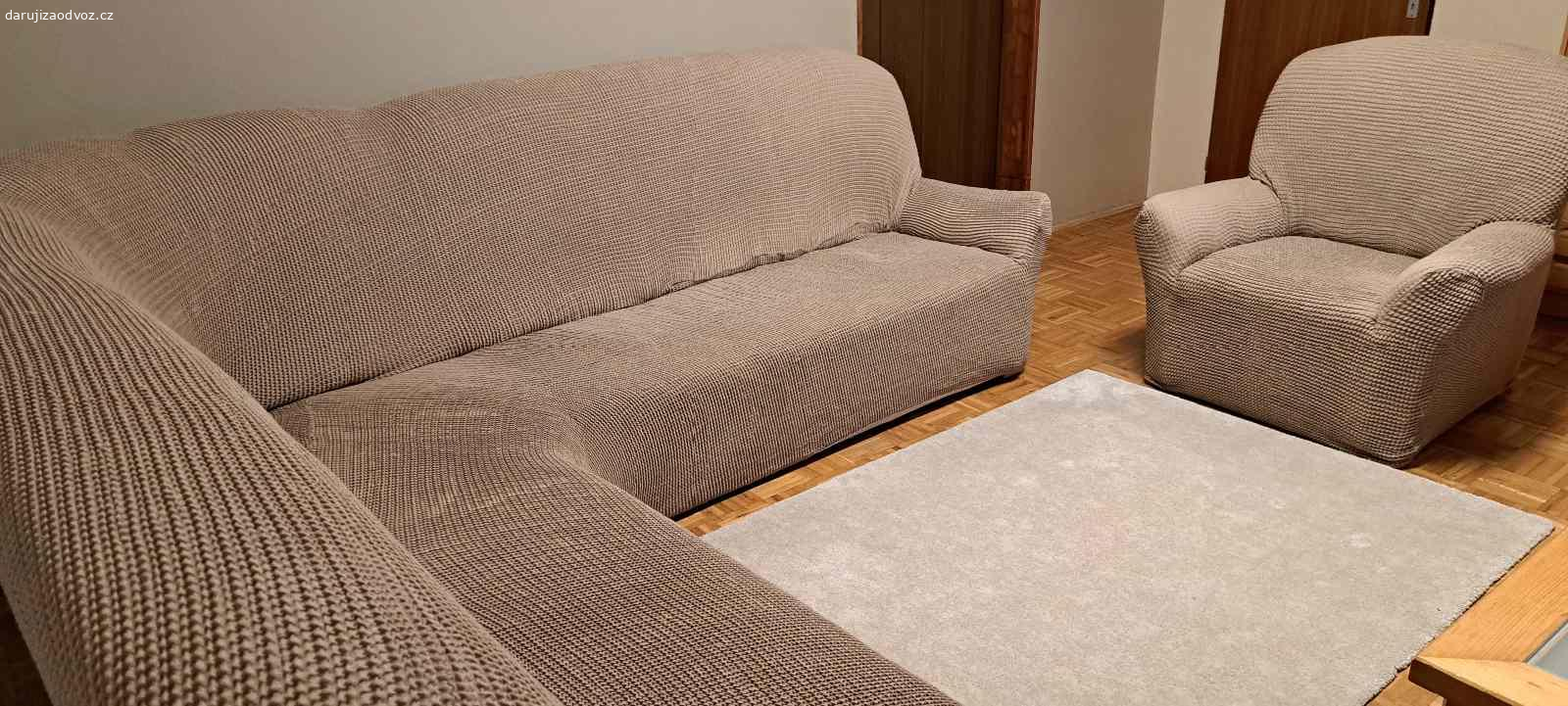 Sedaci souprava. Daruju velkou rohovou sedací soupravu s křeslem, včetně dvou barev potahů, krémová a hnědá. Rozměry 285 X 255,výška sedu 42, výška sedačky 95, šířka křesla 100cm. Sedačka je pohodlná,zachovalá,ale je vhodné ji používat s potahem, jeden roh je poskrabany od kocky.
