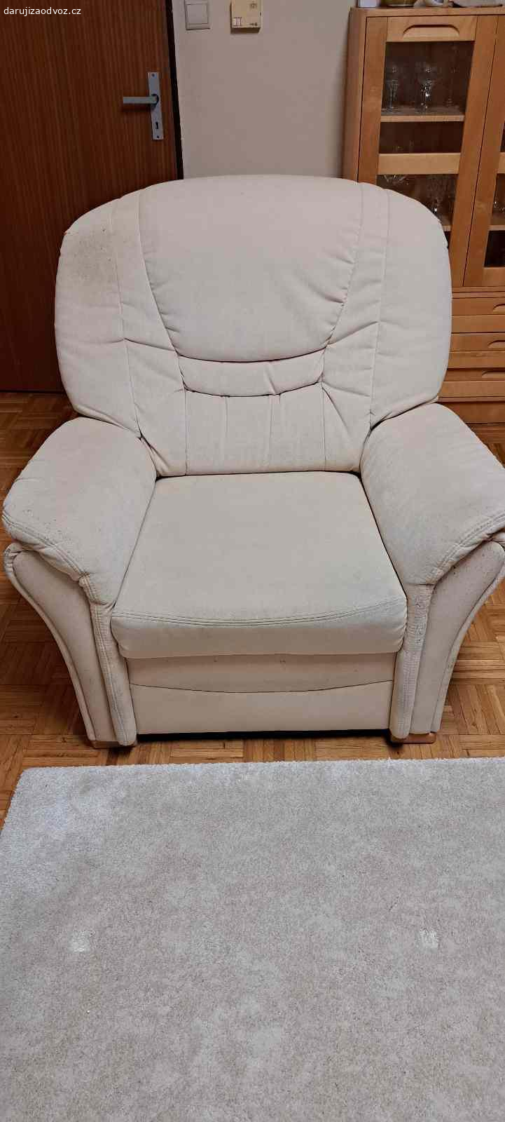 Sedaci souprava. Daruju velkou rohovou sedací soupravu s křeslem, včetně dvou barev potahů, krémová a hnědá. Rozměry 285 X 255,výška sedu 42, výška sedačky 95, šířka křesla 100cm. Sedačka je pohodlná,zachovalá,ale je vhodné ji používat s potahem, jeden roh je poskrabany od kocky.