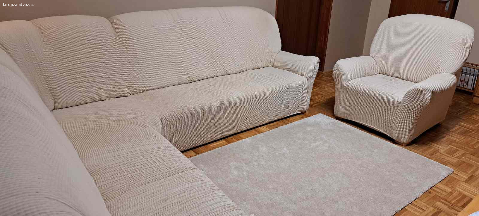 Sedaci souprava. Daruju velkou rohovou sedací soupravu s křeslem, včetně dvou barev potahů, krémová a hnědá. Rozměry 285 X 255,výška sedu 42, výška sedačky 95, šířka křesla 100cm. Sedačka je pohodlná,zachovalá,ale je vhodné ji používat s potahem, jeden roh je poskrabany od kocky.