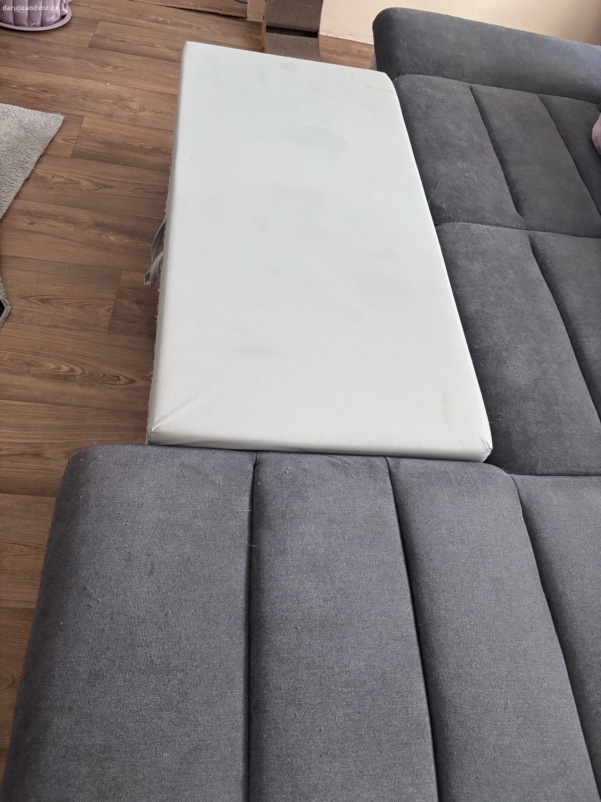sedací souprava. Sedací souprava ,300 x 190 cm , rozložitelná, jsou vidět stopy po kočce, jinak funkční ,sedačka se skládá ze dvou dílů.
Daruji za odvoz.