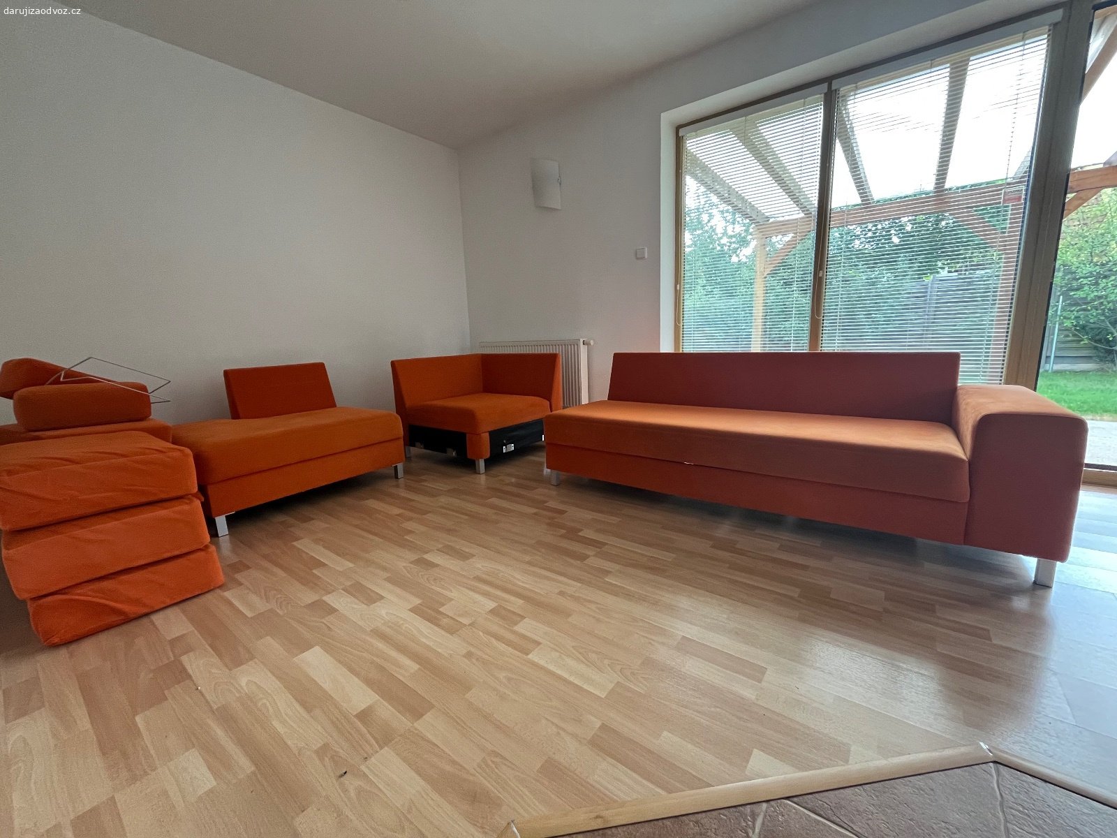 Sedačka 290 x 180 cm za odvoz. Dobrý den,

Nabízím za demontáž a odvoz sedačku délka 290 cm x délka 180 cm x výška 42 cm. Oranžová látka Carabu. Použitá, občas flek, který nelze vyčistit, viz foto.
Sedačka NENÍ rozkládací, ale lze odložit opěrky a vytvořit tak pohodlné spaní dostatečné šířky pro max dvě osoby do L. Šířka lůžka 75 cm.
Sedačka je rozložená, připravená k odvozu, viz foto. Největší díl má 200 cm.