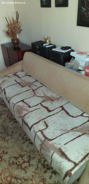 Sedačka a stůl se židlemi