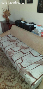 Sedačka a stůl se židlemi