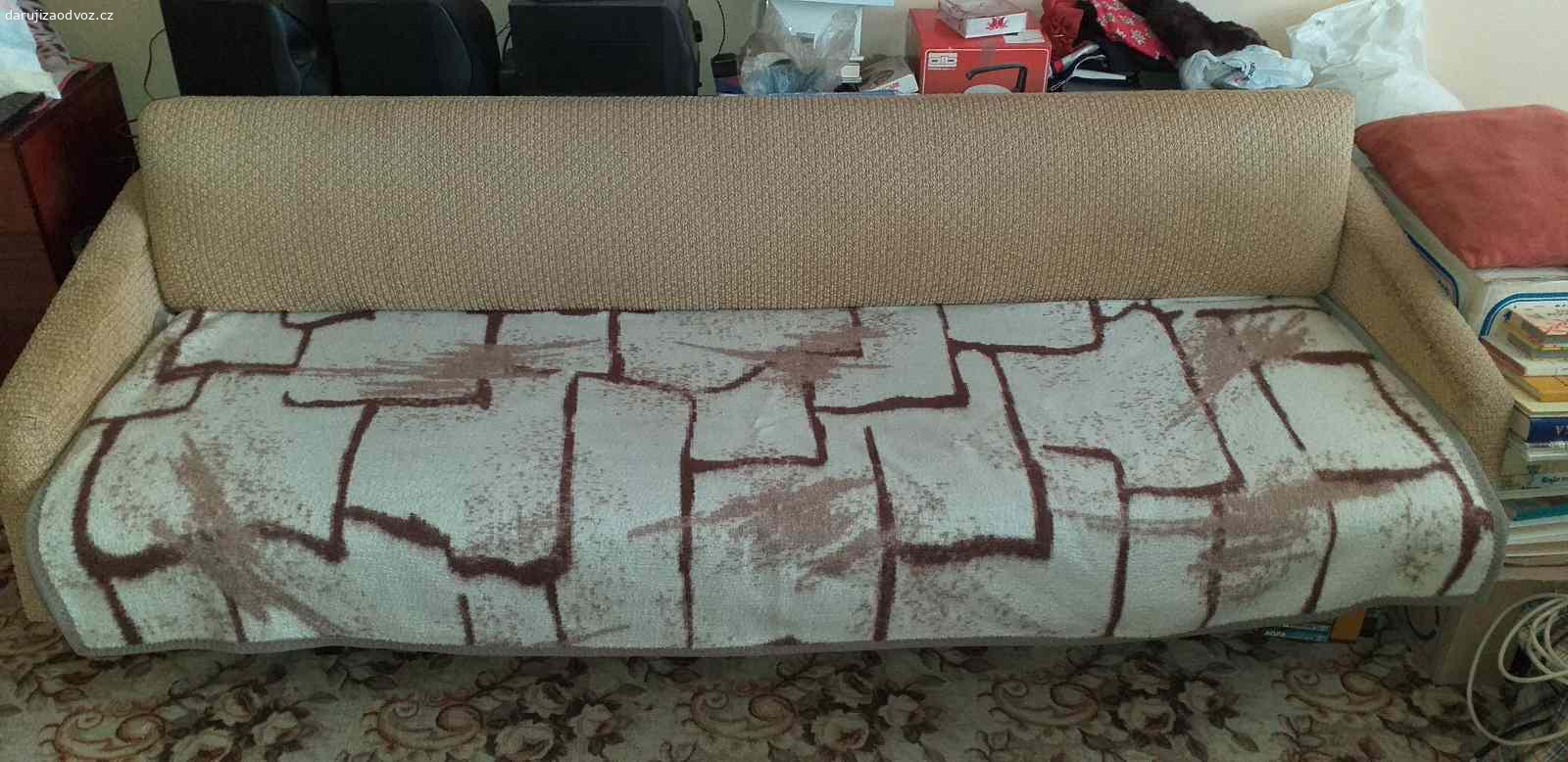 Sedačka a stůl se židlemi. Daruji retro sedačku, dá se rozložit. Výrobce Jitona. Už by potřebovala zrenovovat. Třeba se tu najde šikovný kutil, který by si s tím poradil. 
Přidávám i rozkládací stůl lakovaný mahagon + 4 židle Ton.
Vše se nachází ve Znojmě. Pozůstalost.