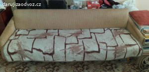 Sedačka a stůl se židlemi